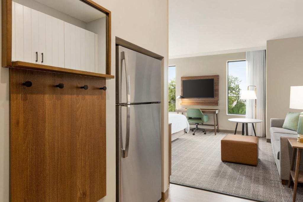 King Studio Suite with Walk In Shower room - Image 3