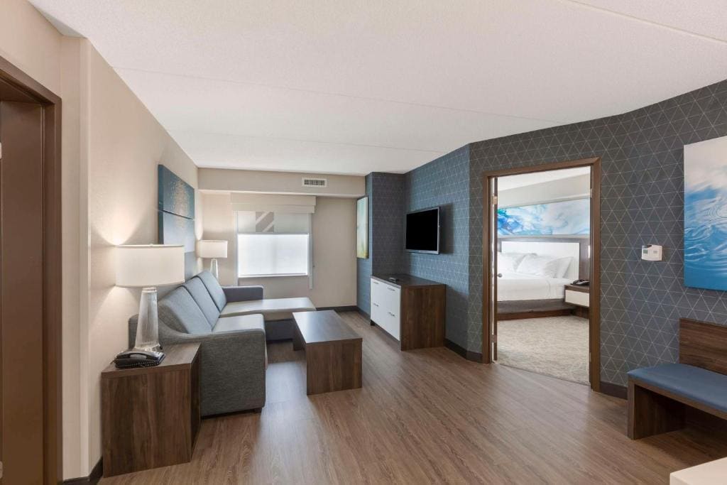 Suite with Two Queen Beds and One King Bed Room - Disability Access room - Image 1
