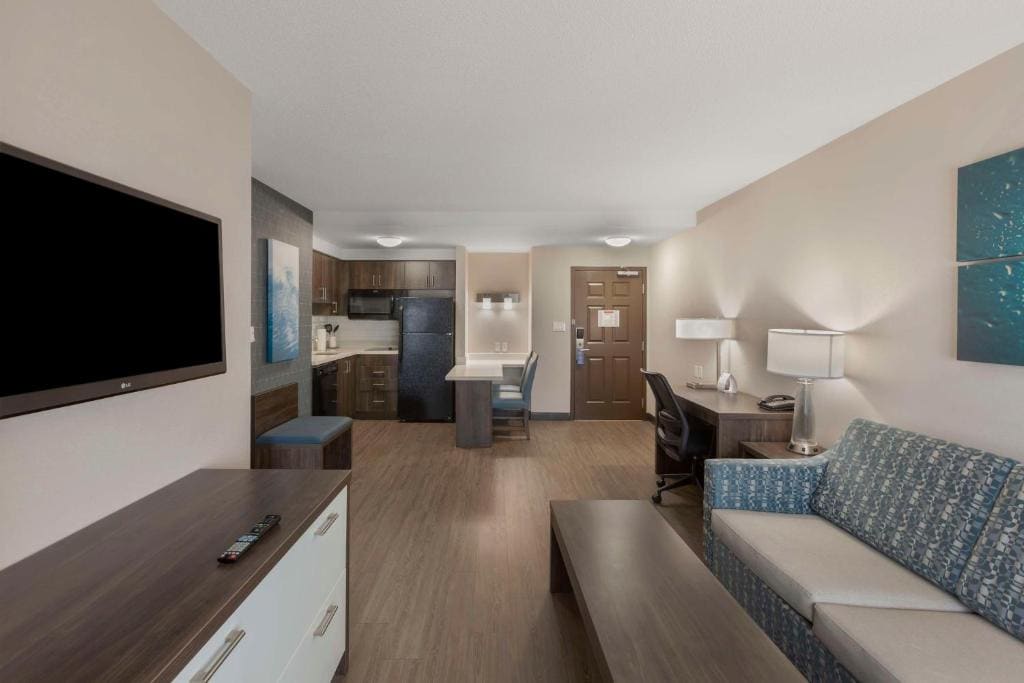 One-Bedroom King Suite with Sofa Bed room - Image 2