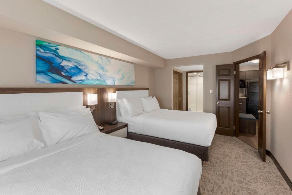 Queen Suite with Two Queen Beds room - Image 2