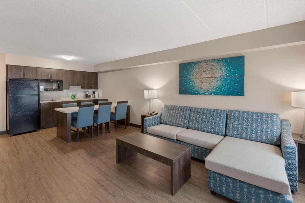 Large One-Bedroom King Suite room - Image 2