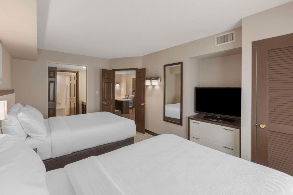 Queen Suite with Two Queen Beds room - Image 3