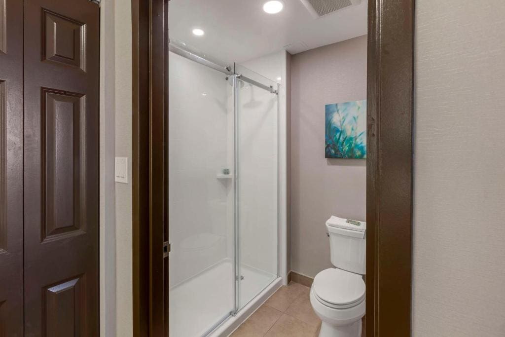 One-Bedroom King Suite with Sofa Bed room - Image 3
