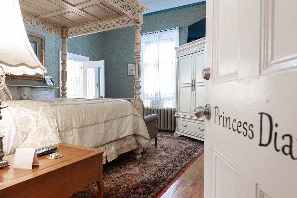 Deluxe Double Room with Shower room - Image 3