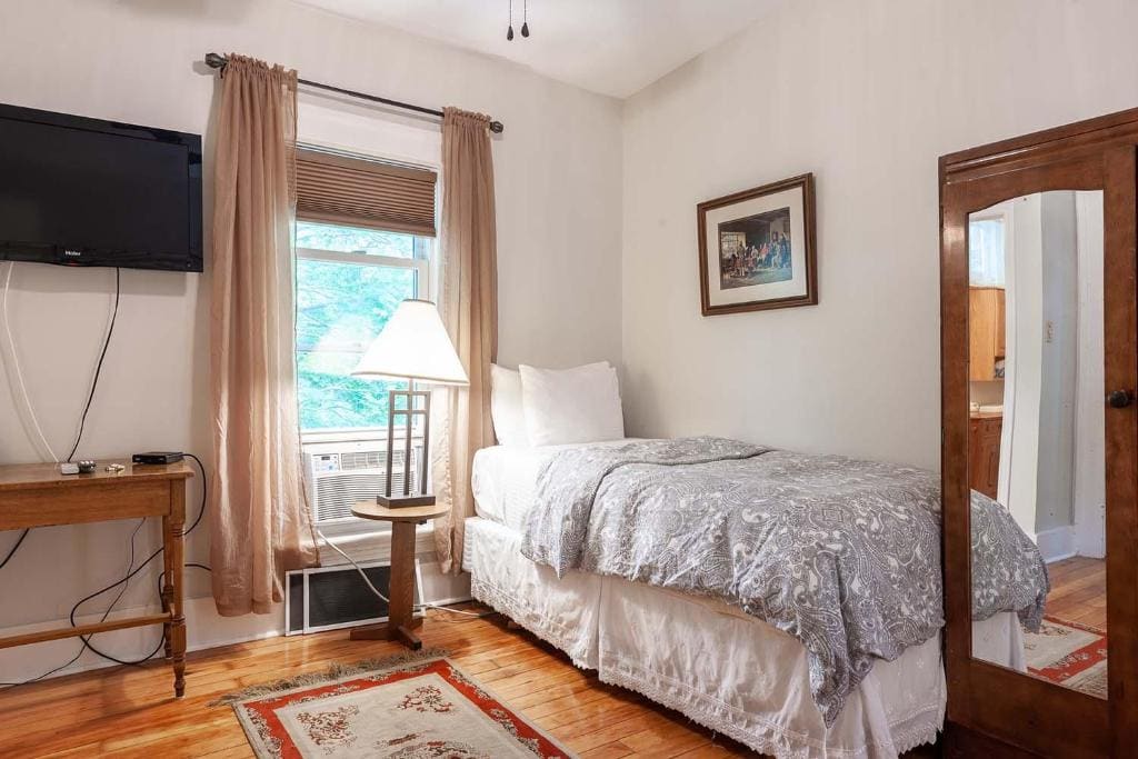 Deluxe Double Room (2 Adults + 1 Child) room - Image 1