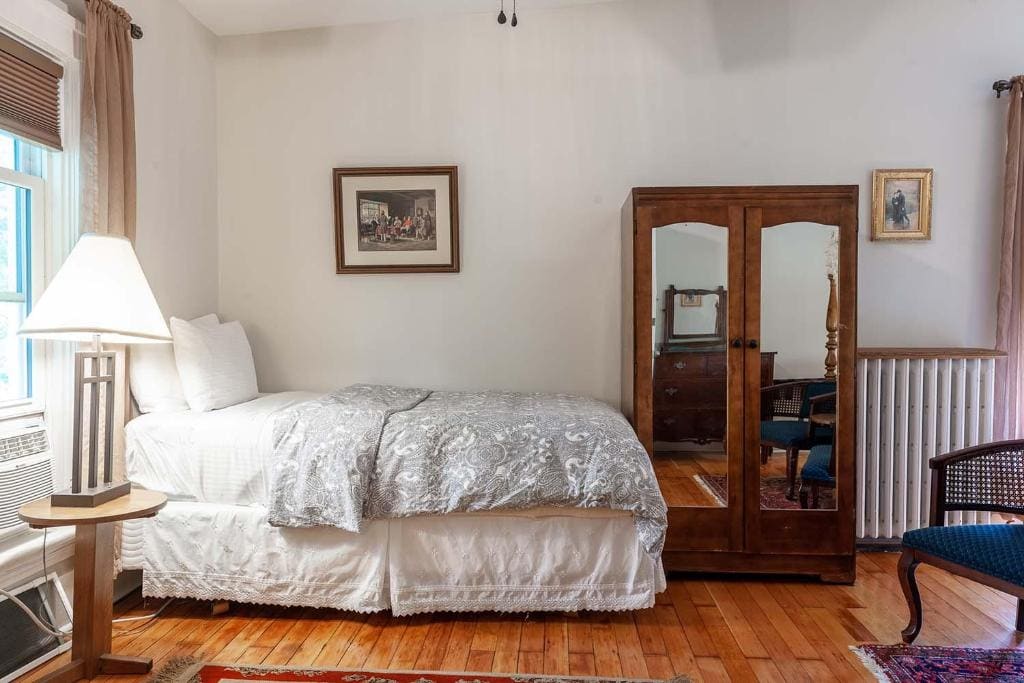 Deluxe Double Room (2 Adults + 1 Child) room - Image 3
