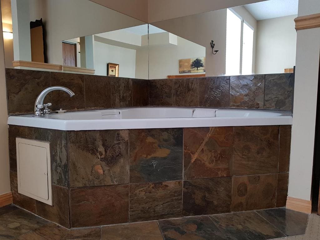 Three-Bedroom Suite with Spa Bath room - Image 1