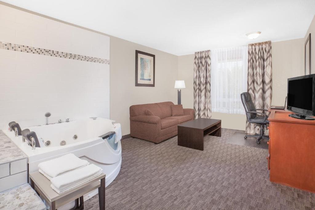 King Suite- Non-Smoking room - Image 1