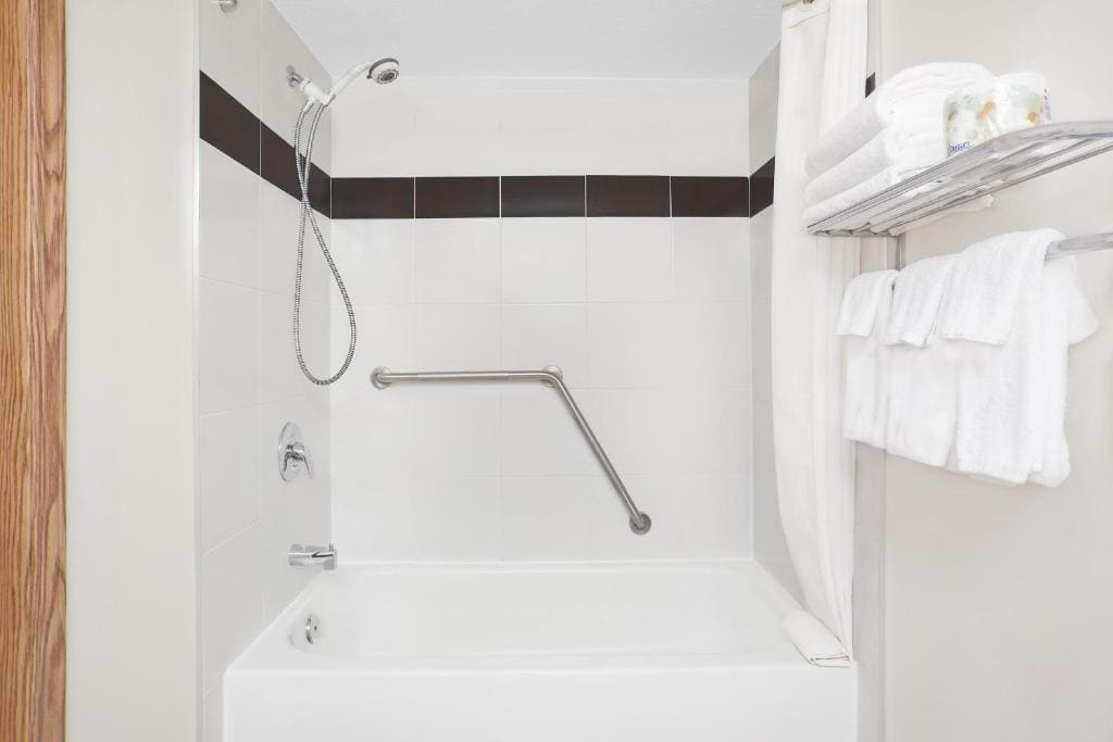 Queen Room - Disability Access/Non-Smoking room - Image 2