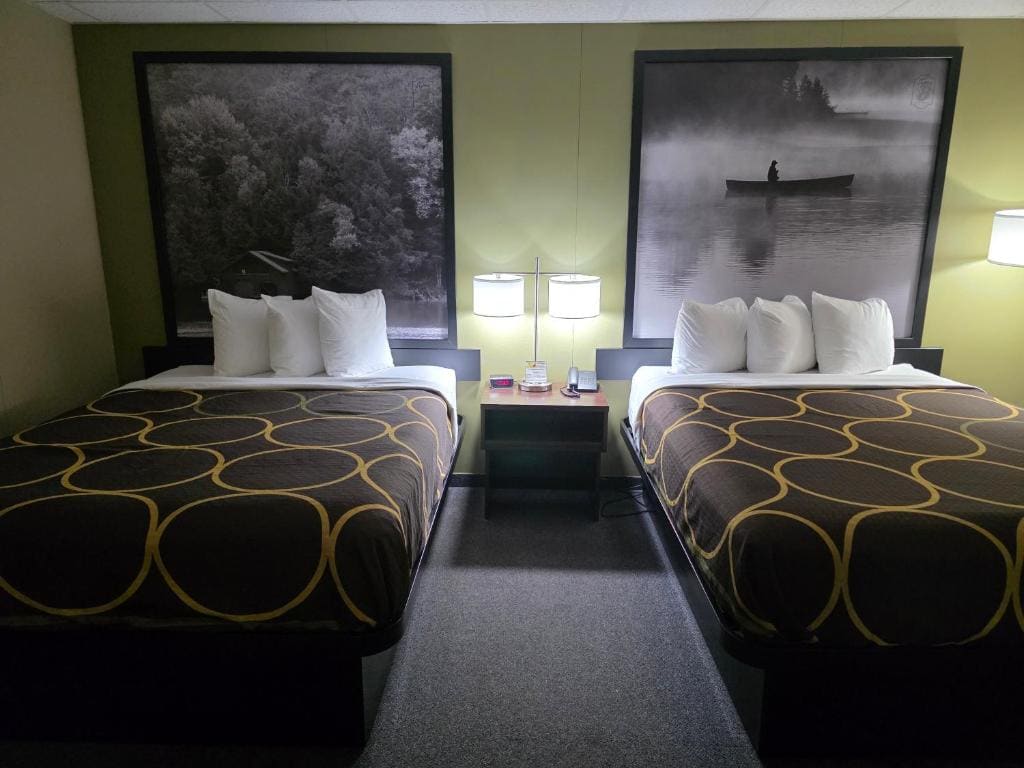 Queen Room with Two Queen Beds - First Floor/Non-Smoking room - Image 1