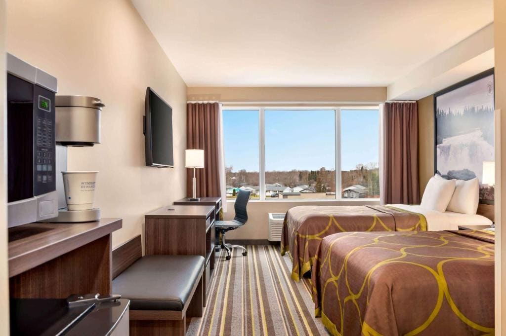 Queen Room with Two Queen Beds - Non-Smoking room - Image 2