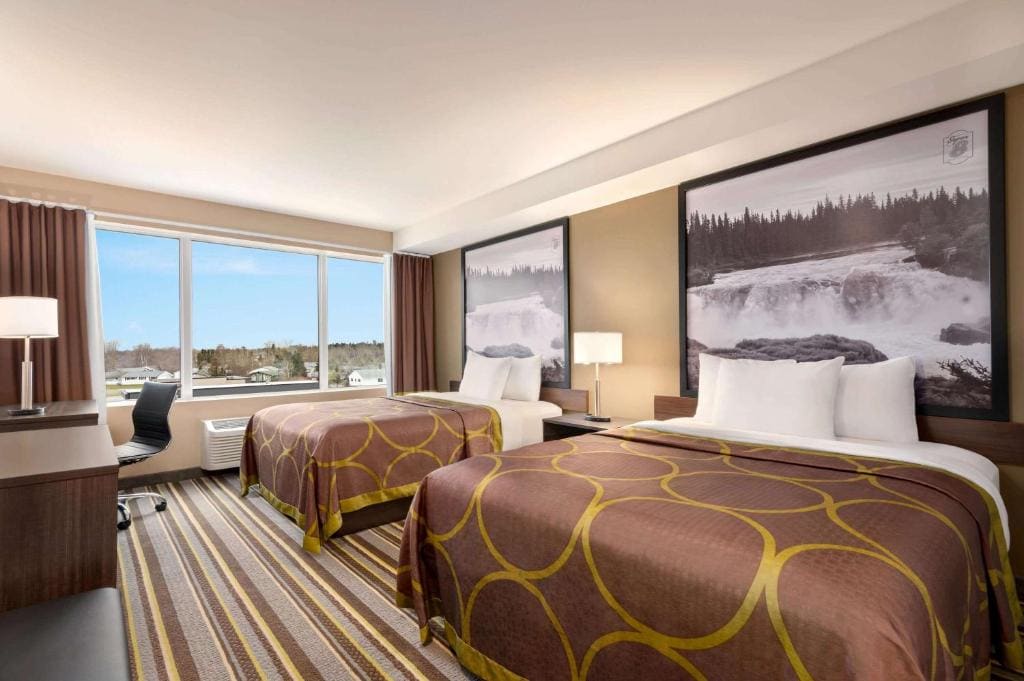 Queen Room with Two Queen Beds - Non-Smoking room - Image 3