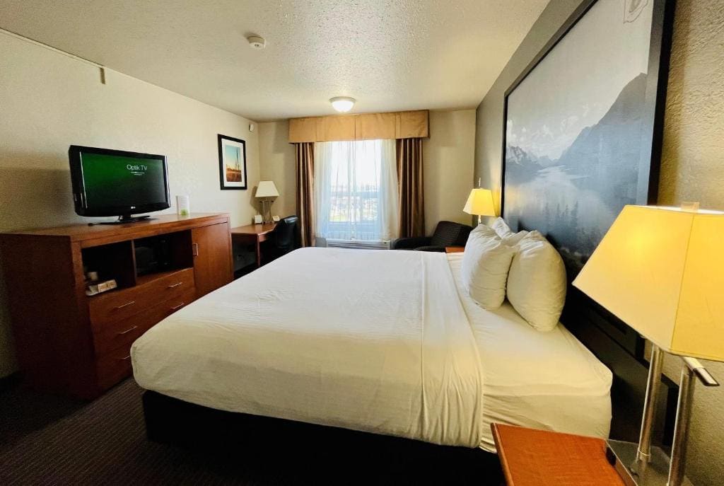 Family Suite with One Queen Bed, One Double Bed, Exterior Access and Parking Spot - Non-Smoking room - Image 2