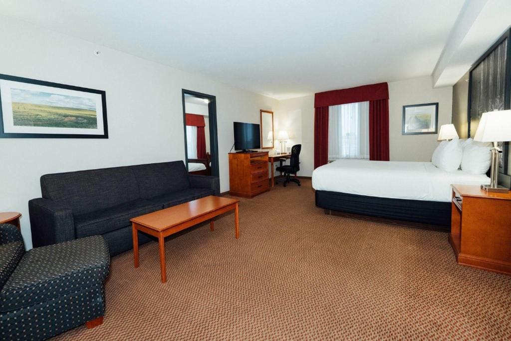 Family Room with One Queen Bed, Two Twin Beds, Sofa Bed and Full Kitchen - Non-Smoking room - Image 3