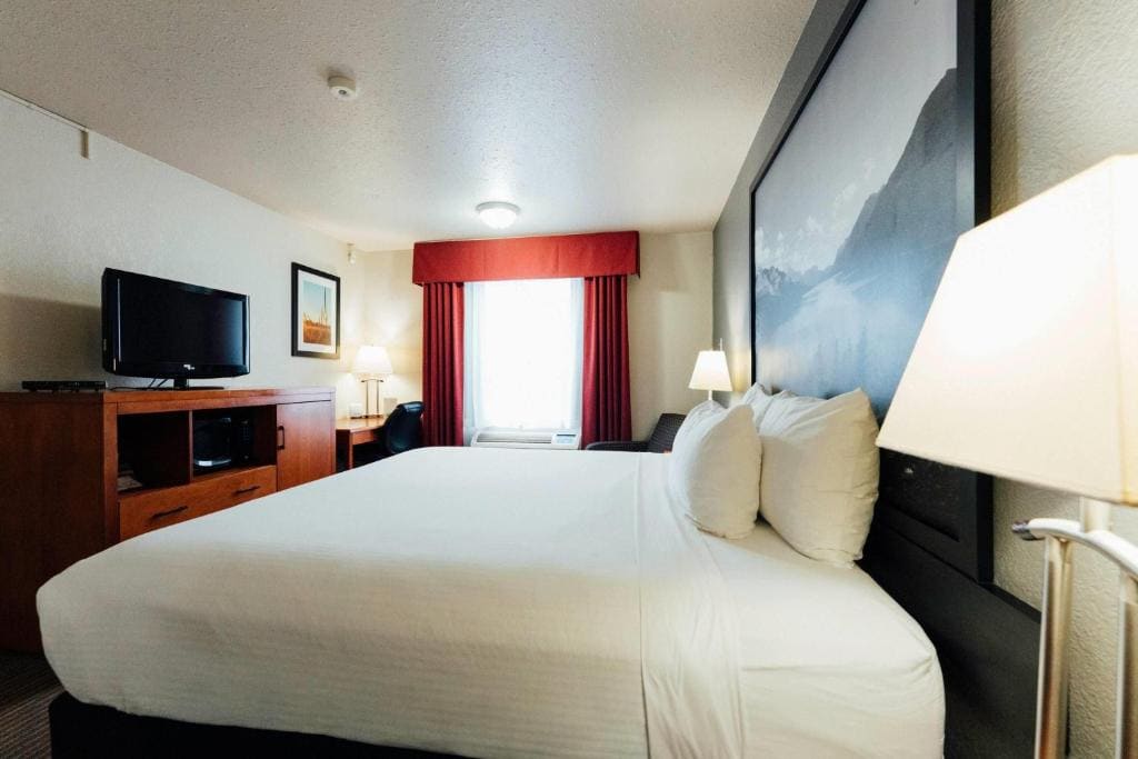 Family Suite with One Queen Bed, One Double Bed, Exterior Access and Parking Spot - Non-Smoking room - Image 1