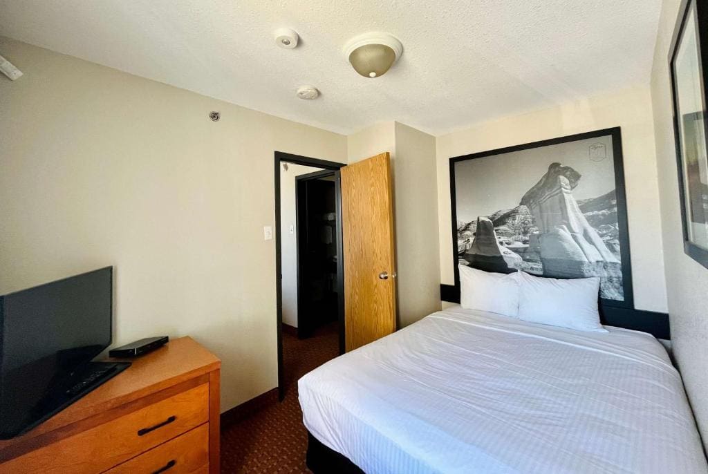 Family Suite with One Queen Bed, One Double Bed, Exterior Access and Parking Spot - Non-Smoking room - Image 3