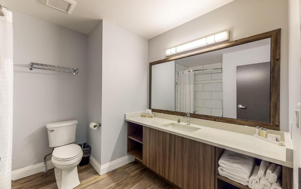 Quadruple Room with Two Queen Beds and Mountain View - Non Smoking/Interior Corridor room - Image 2