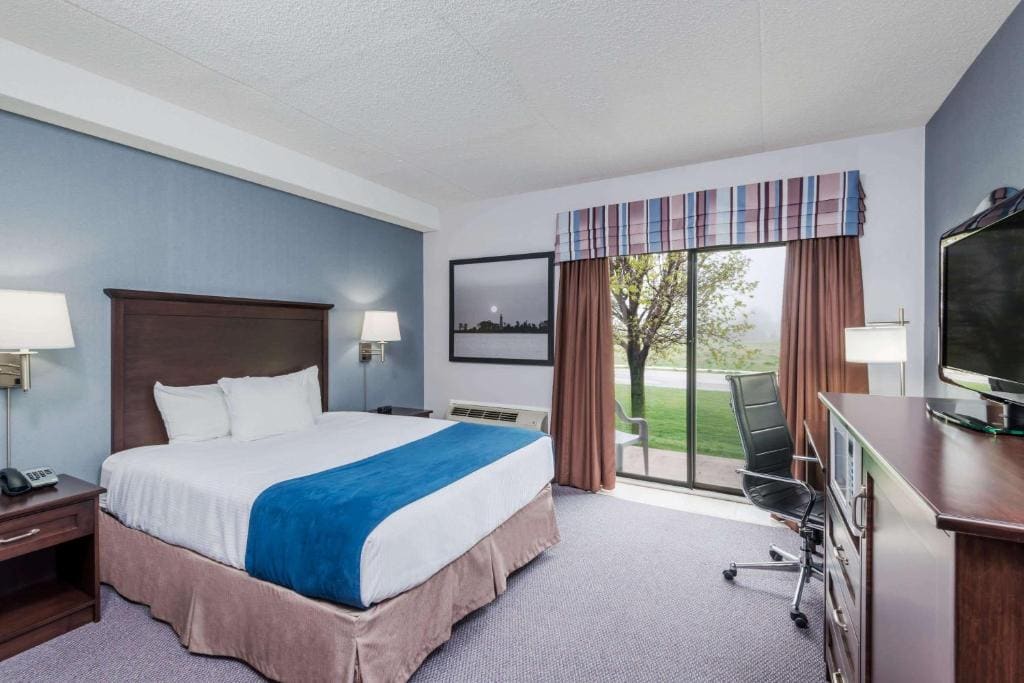 Business Double Room with Two Double Beds - Non-Smoking room - Image 2