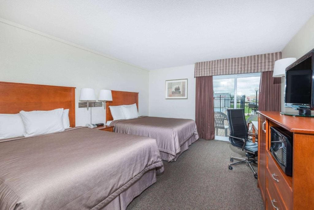 Business Double Room with Two Double Beds - Non-Smoking room - Image 1