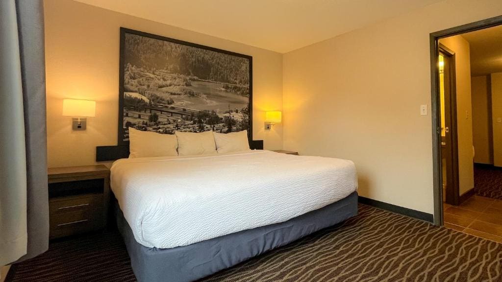 One-Bedroom King/Double Suite - Non-Smoking room - Image 1
