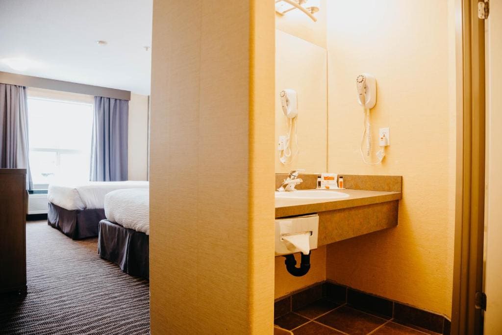 One-Bedroom Queen/Double Suite - Non-Smoking room - Image 3