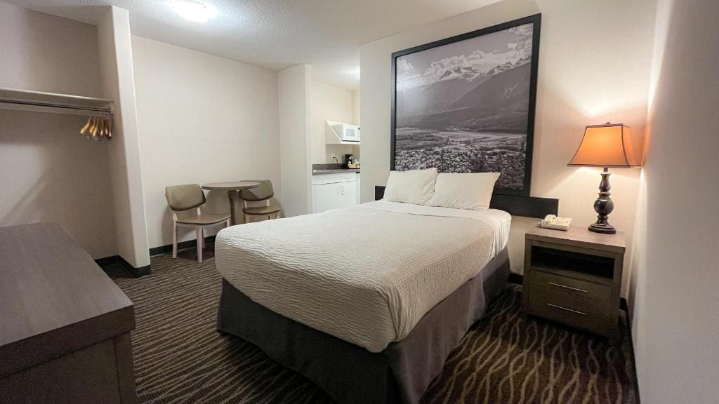 One-Bedroom Suite with Three Double Beds - Non-Smoking room - Image 1