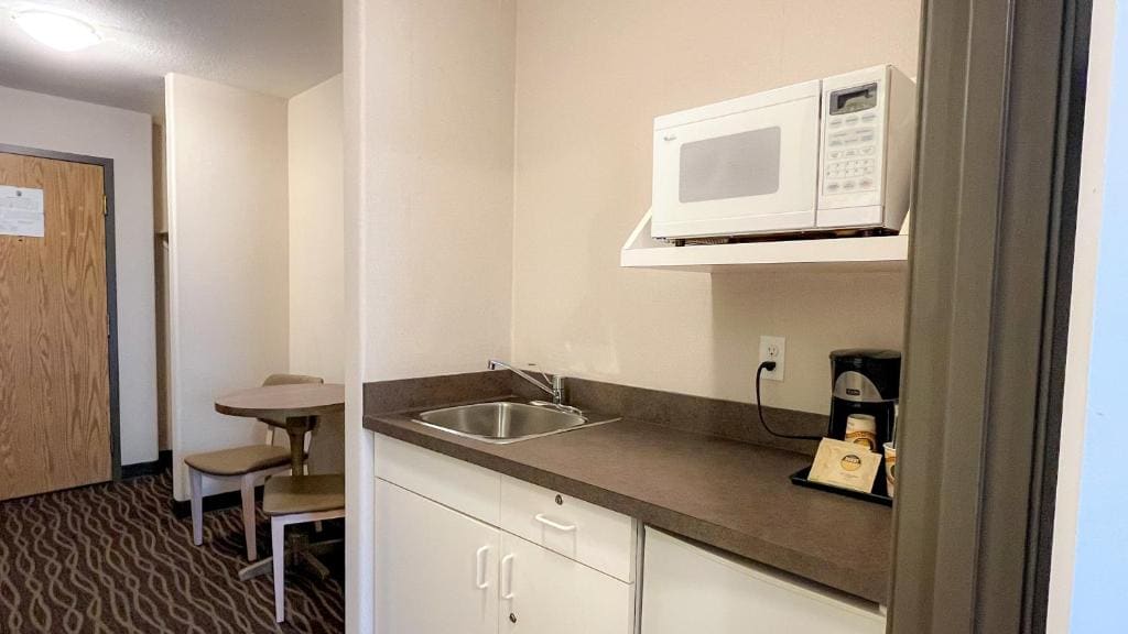 One-Bedroom Suite with Three Double Beds - Non-Smoking room - Image 2