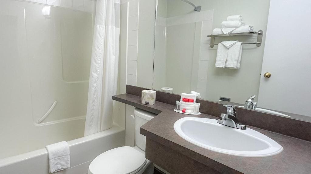 One-Bedroom Suite with Three Double Beds - Non-Smoking room - Image 3
