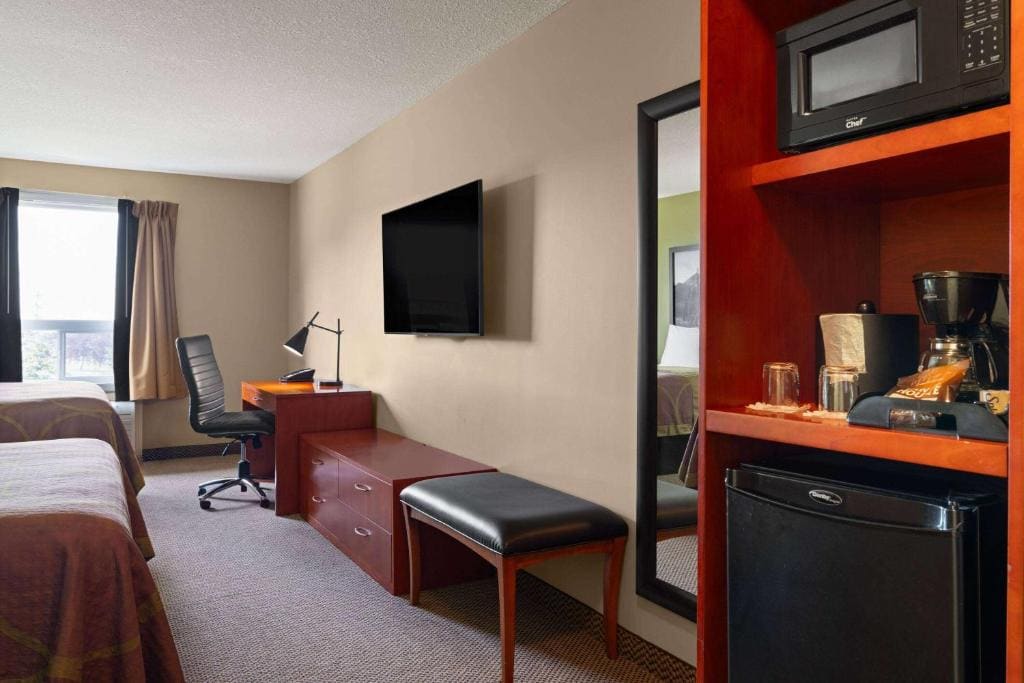Queen Room with Two Queen Beds - Non-Smoking room - Image 2