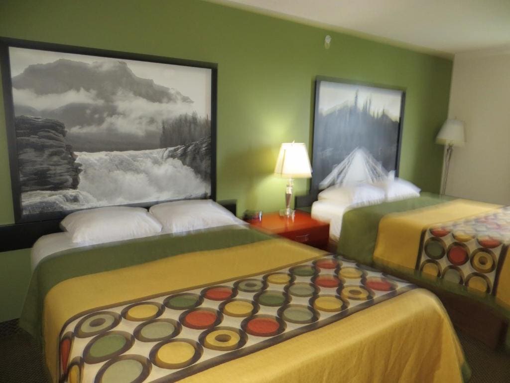Queen Room with Two Queen Beds - Non-Smoking room - Image 3
