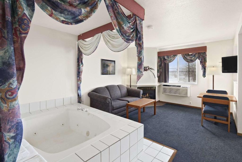 King Suite with Spa Bath - Non-Smoking room - Image 3