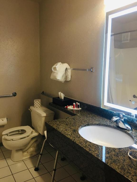 Queen Room - Disability Access/Non-Smoking room - Image 3