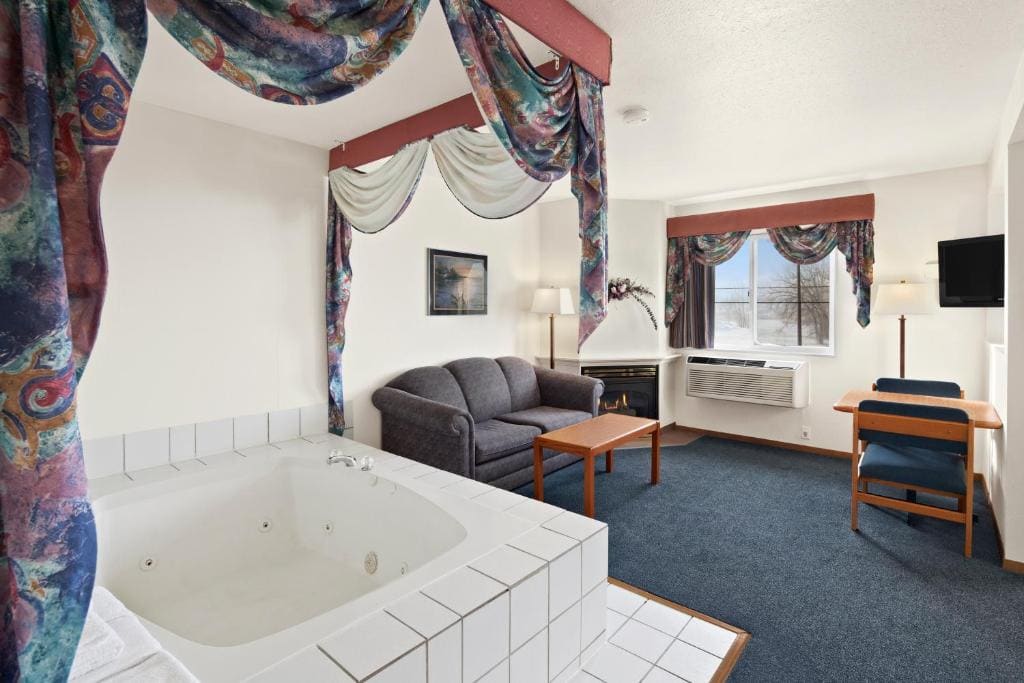 King Suite with Spa Bath - Non-Smoking room - Image 2