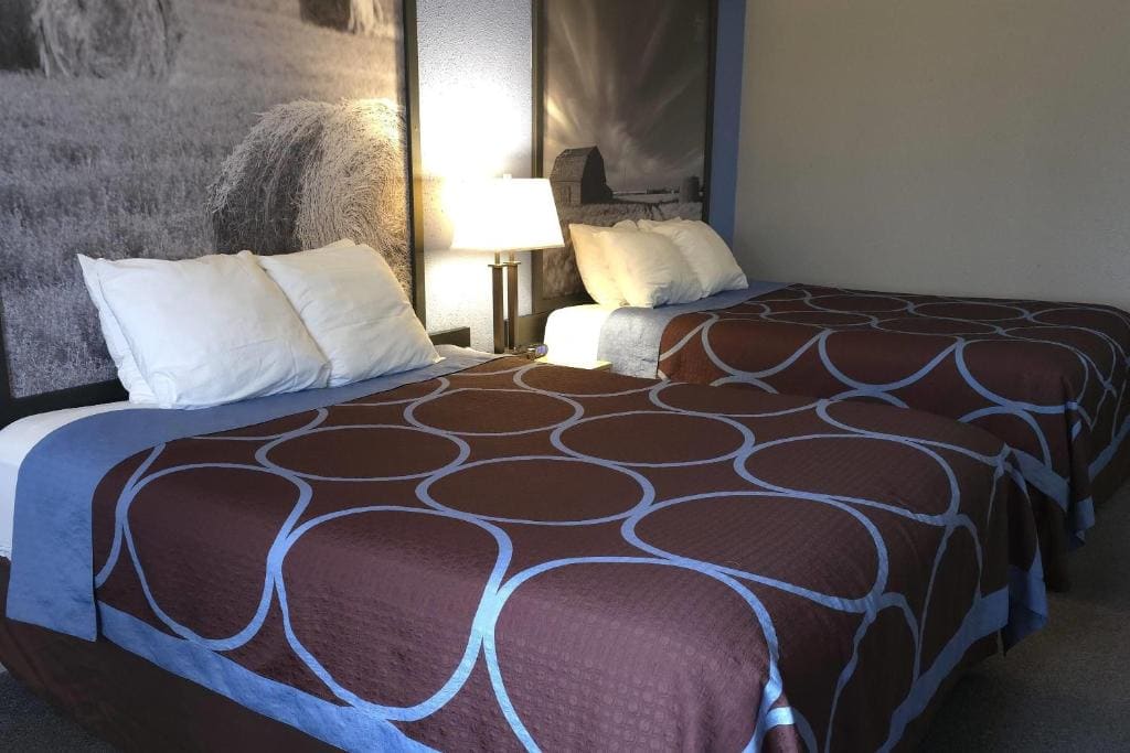 Queen Room with Two Queen Beds - Non-Smoking room - Image 2