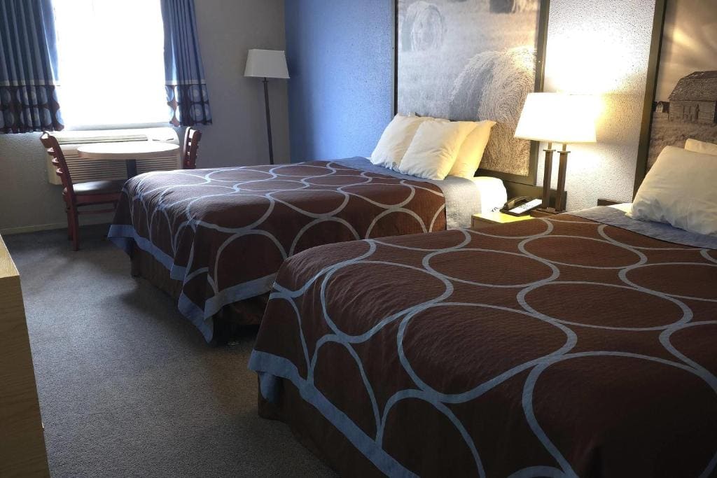 Queen Room with Two Queen Beds - Non-Smoking room - Image 3