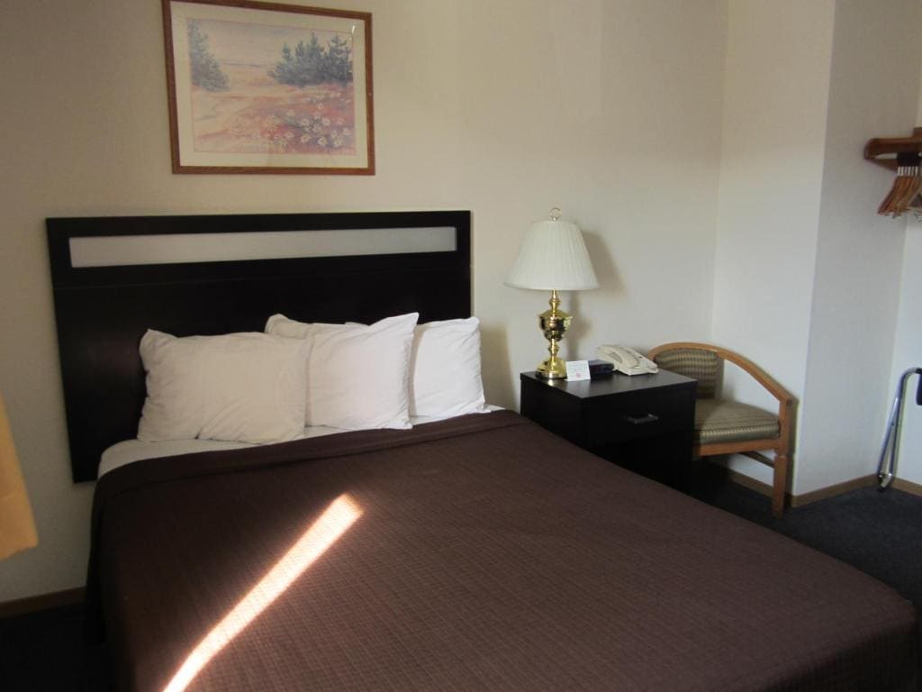 Queen Room - Non-Smoking room - Image 3