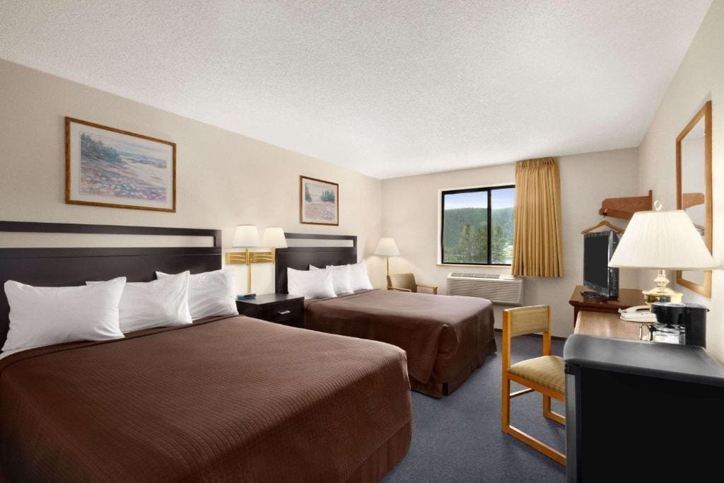 Queen Room with Two Queen Beds - Non-Smoking room - Image 1