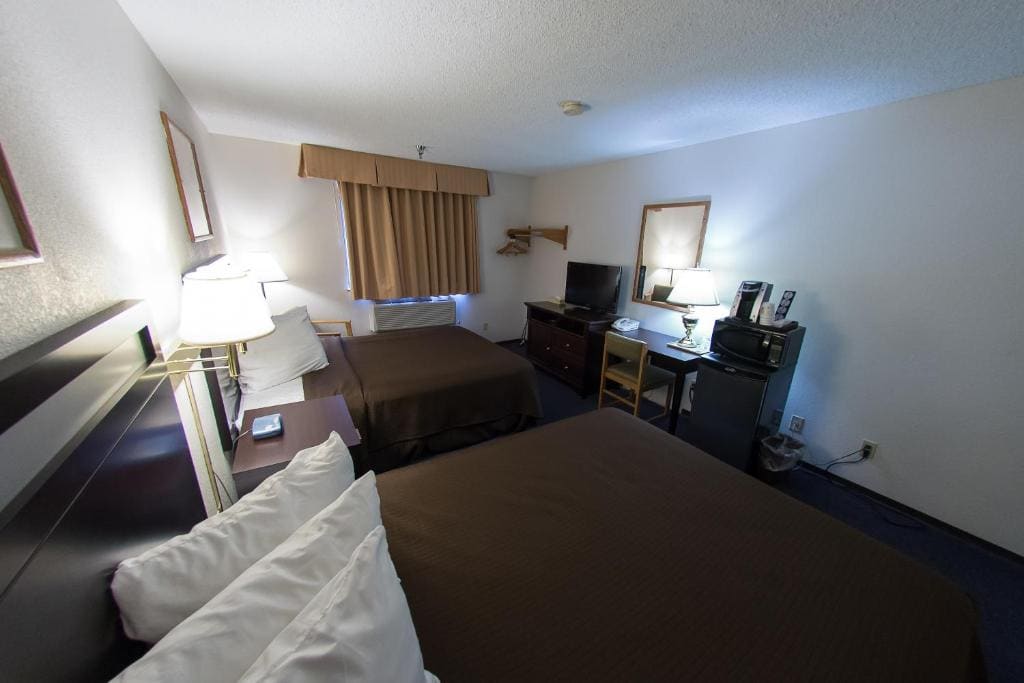 Queen Room with Two Queen Beds - Non-Smoking room - Image 3