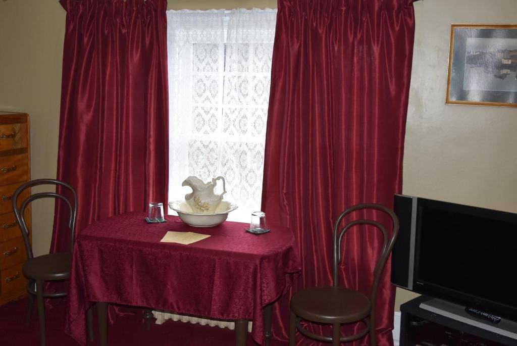 Deluxe Queen Room room - Image 3