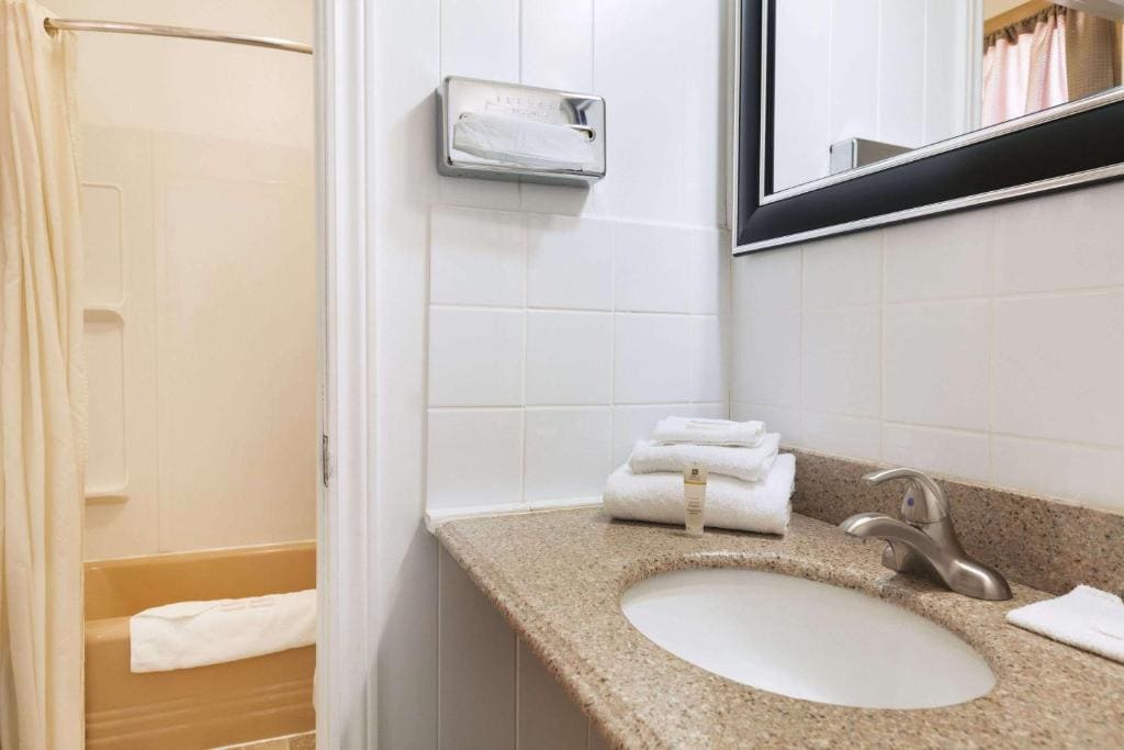 2 Double Beds, 1 Twin bed, Suite, Kitchenette, Non-Smoking room - Image 3