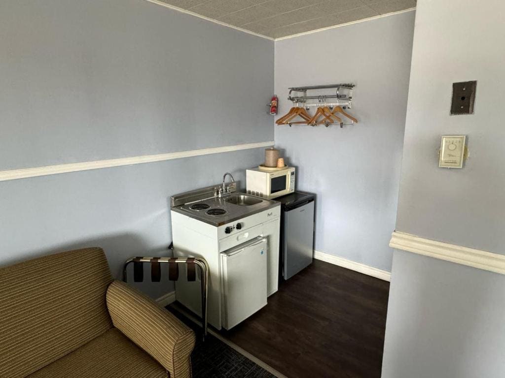 2 Double Beds, 1 Twin bed, Suite, Kitchenette, Non-Smoking room - Image 2