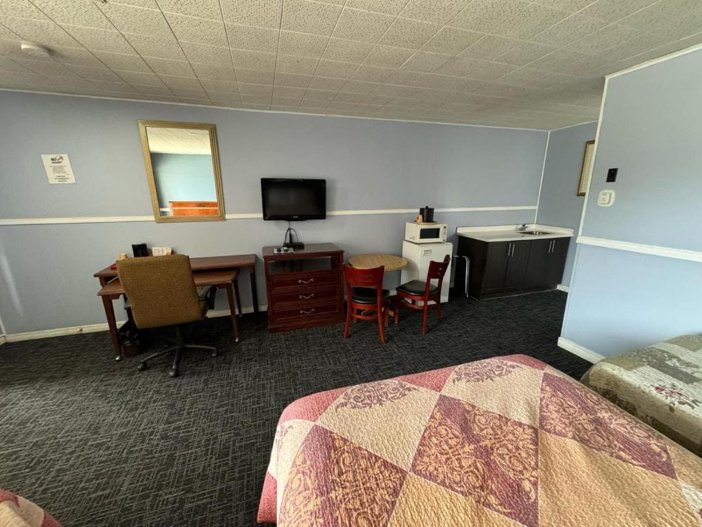 2 Double Beds, 1 Twin bed, Suite, Kitchenette, Non-Smoking room - Image 1