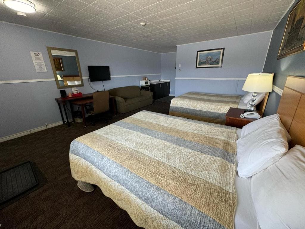 Suite with Two Double Beds - Non-Smoking room - Image 2