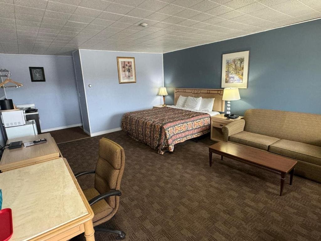 King Room with Kitchenette - Non-Smoking room - Image 2