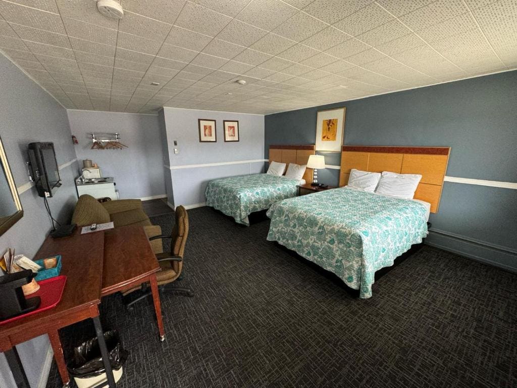 Queen Room with Two Queen Beds and Kitchenette - Non-Smoking room - Image 2