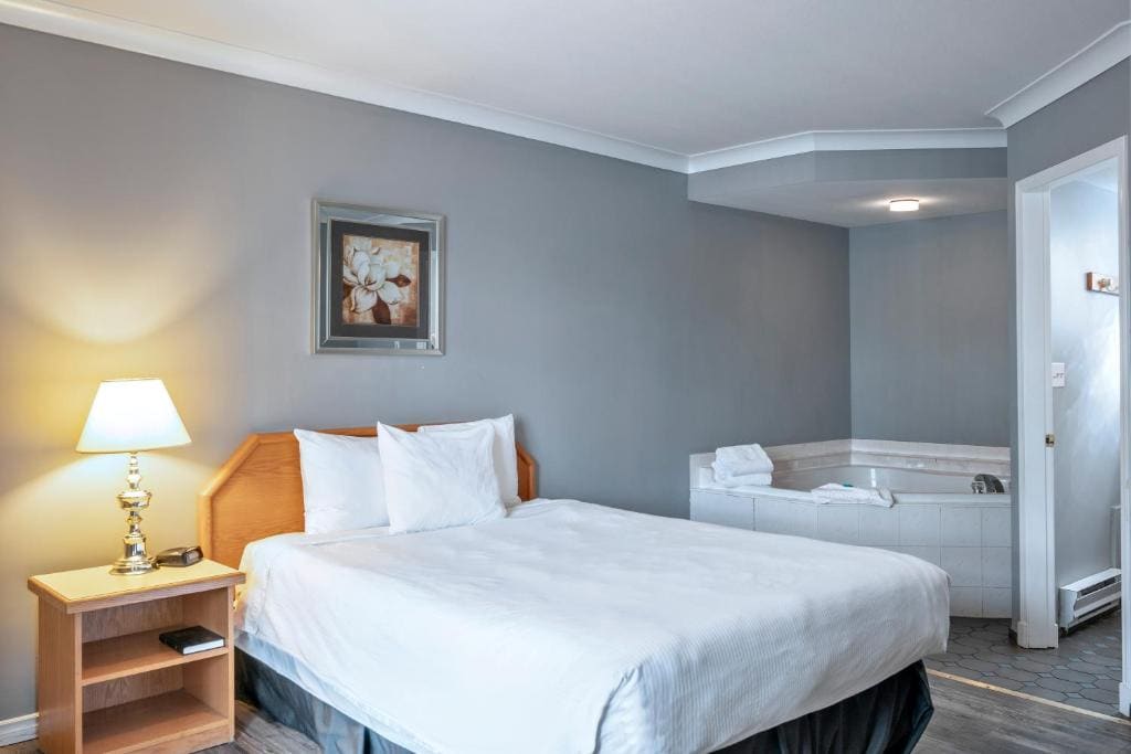 Suite with Spa Bath room - Image 3