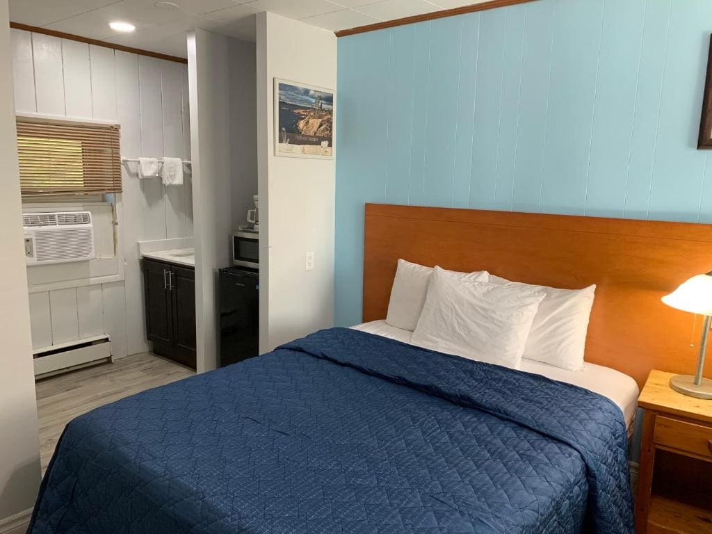 Queen Room with Two Queen Beds room - Image 2