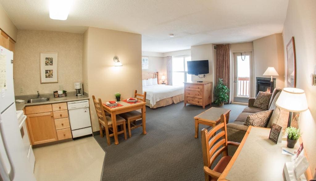 One-Bedroom Suite room - Image 3