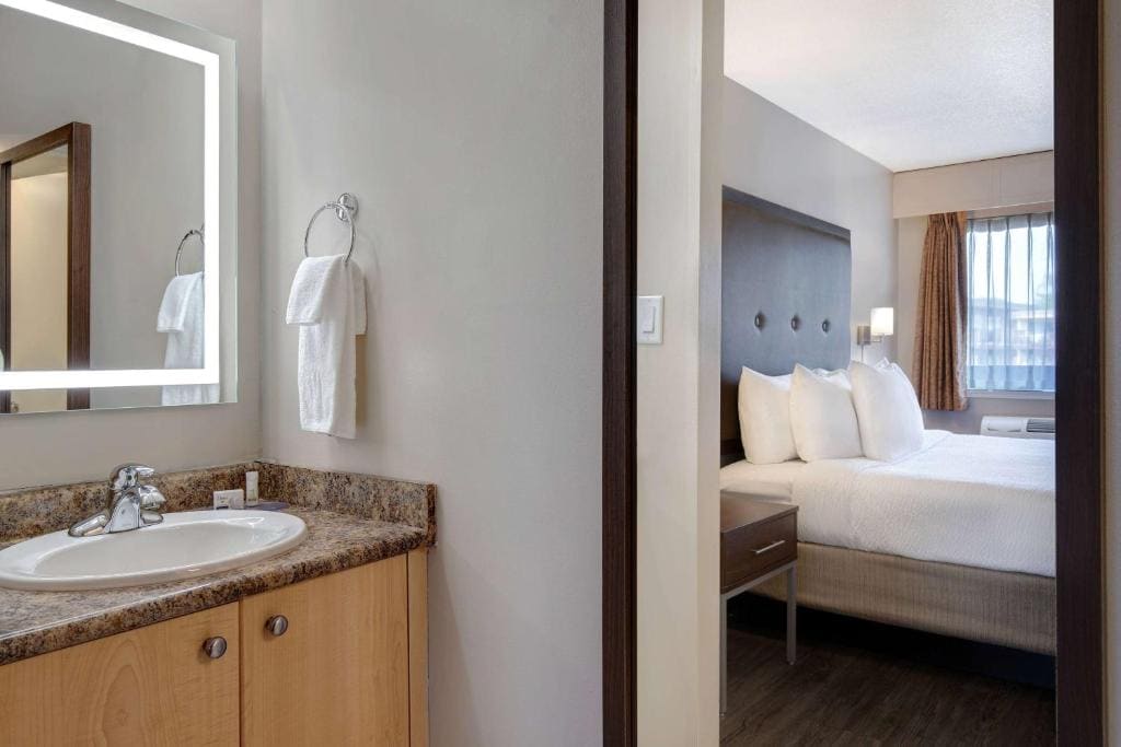 Queen Room with Two Queen Beds - Limited View/Non-Smoking room - Image 2