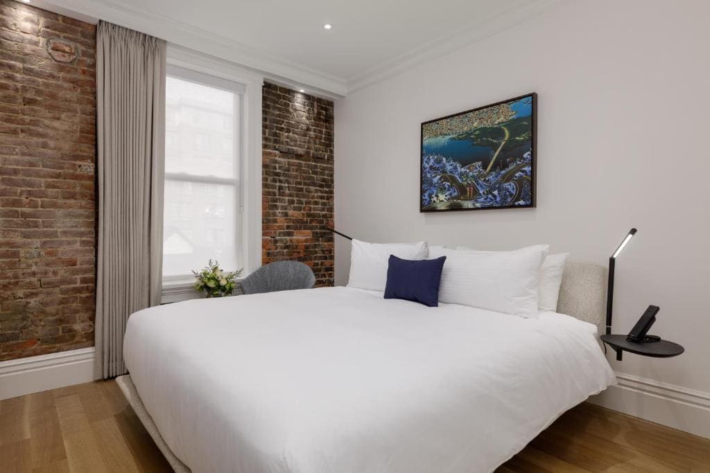 Sterling Queen Room room - Image 1